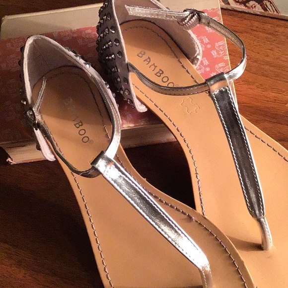 Bamboo Silver T-strap Sandals - Picture 8 of 9